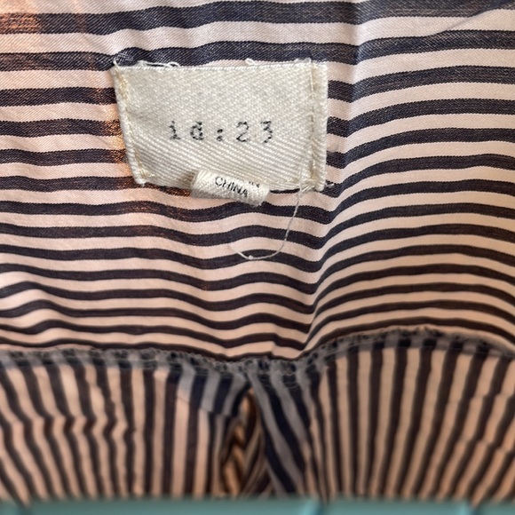 Women's Blouse - Picture 2 of 5